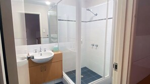 Kamar Keluarga (Motel Family) | Kamar mandi | Shower dan handuk