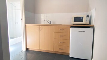 Habitación familiar (Motel Family) | Cocina privada | Frigorífico pequeño, microondas, cafetera o tetera y hervidor eléctrico