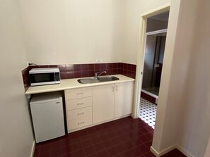 Triple | Bathroom | Shower, towels - Higgins Lane Motel (Margaret River)