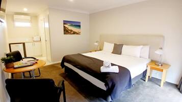 Escritorio, wifi gratis y ropa de cama