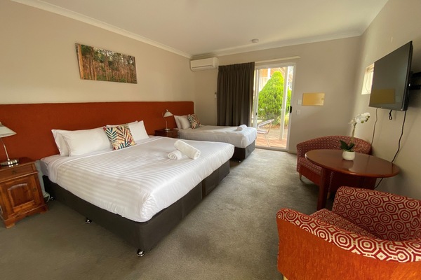 Universal Access Triple | Desk, free WiFi, bed sheets