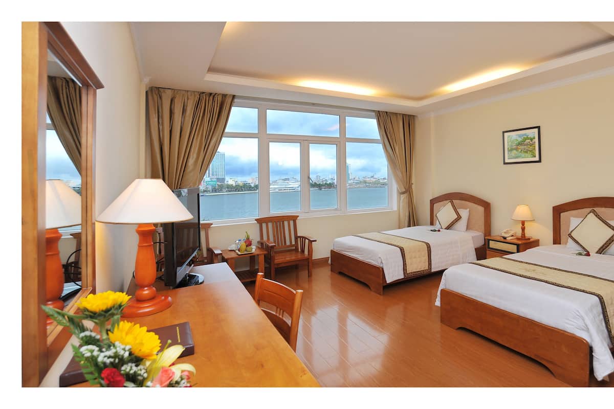 Deluxe Room | Minibar, in-room safe, desk, soundproofing