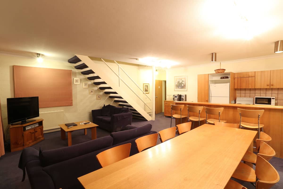 Loftsleilighet, 3 soverom, fjellutsikt | Oppholdsområde | Flatskjerm-TV og DVD-spiller