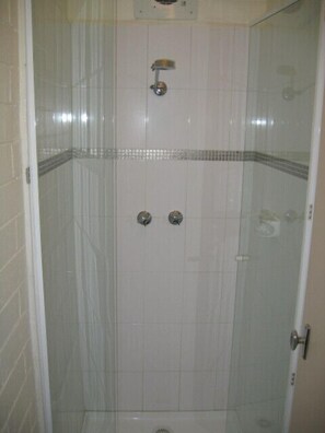 Bathroom shower - Snow Ski Apartments (Falls Creek)