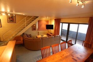 顶层房, 4 间卧室, 山景 | 起居区 | 平板电视、DVD 播放器