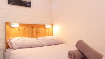 Premier Apartment, 2 Bedrooms, Mountain View | Individually decorated, individually furnished, iron/ironing board