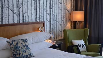 Deluxe Room, 1 King Bed, Non Smoking | Minibar, in-room safe, individually decorated, individually furnished