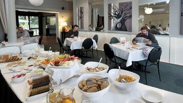 Daily cooked-to-order breakfast for a fee