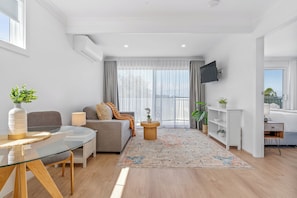 Executive-Apartment, 1 Schlafzimmer, Whirlpool, Meerblick | Wohnbereich | 32-Zoll-LED-Fernseher mit Kabelempfang, Fernseher