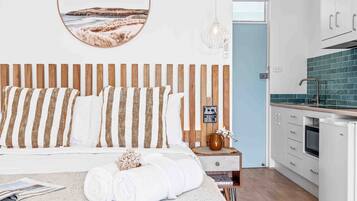Executive Studio, 1 Queen Bed, Ocean View | Egyptian cotton sheets, premium bedding, pillowtop beds