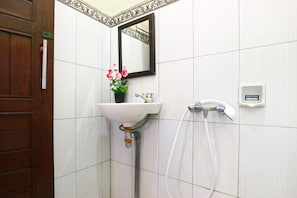 Bathroom - Jungut Guest House By Zuzu (Ubud)