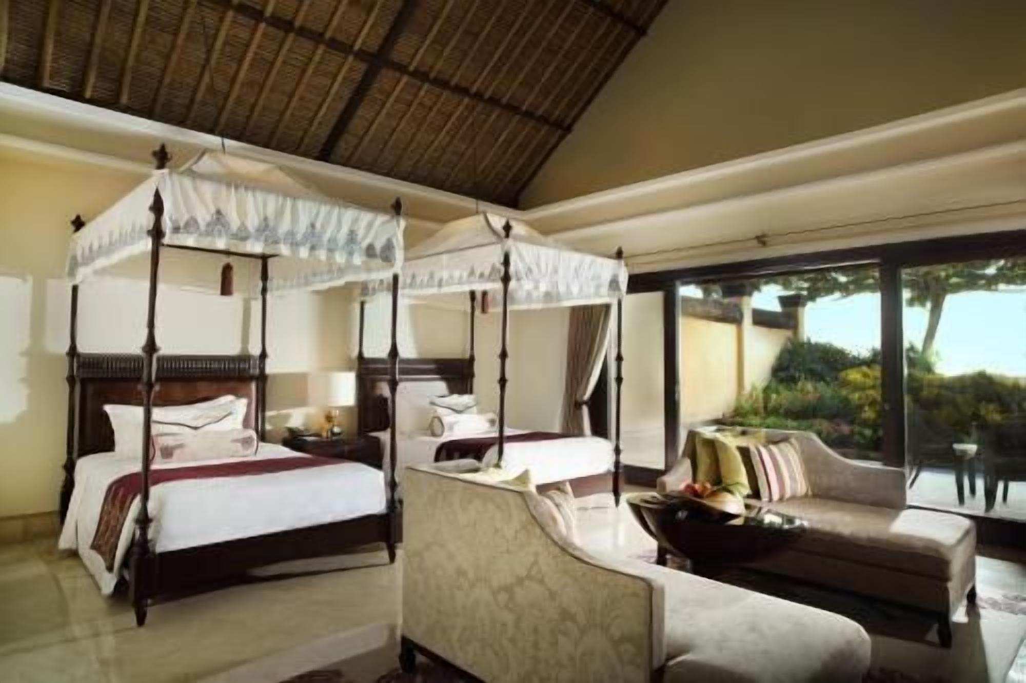 高档床上用品、迷你吧、客房内保险箱、办公桌