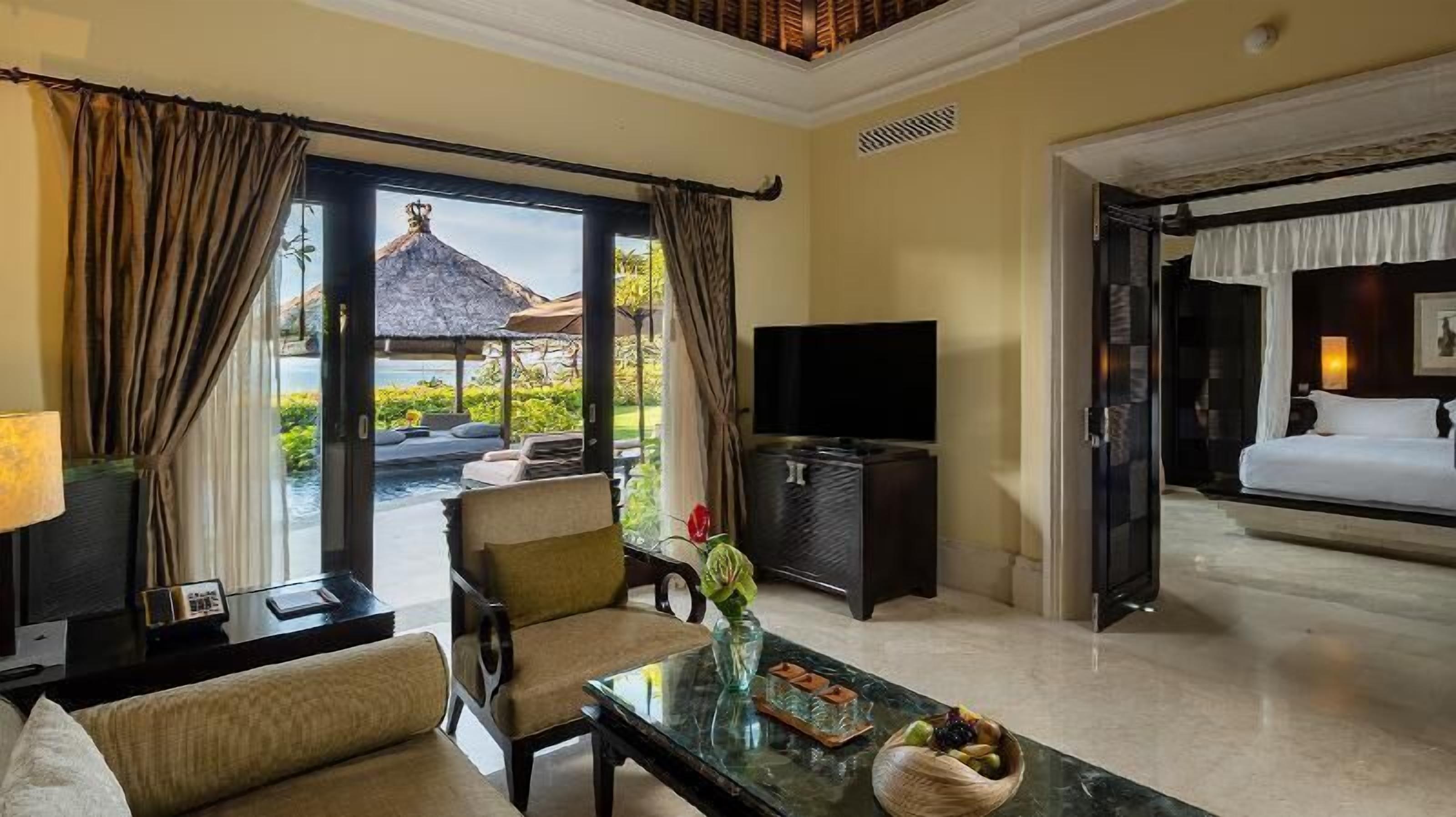 高档床上用品、迷你吧、客房内保险箱、办公桌