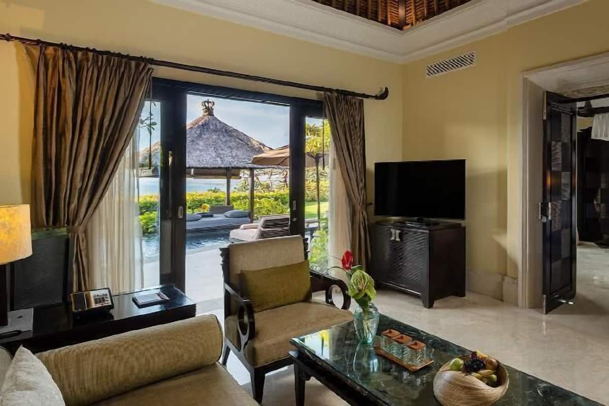 高档床上用品、迷你吧、客房内保险箱、办公桌