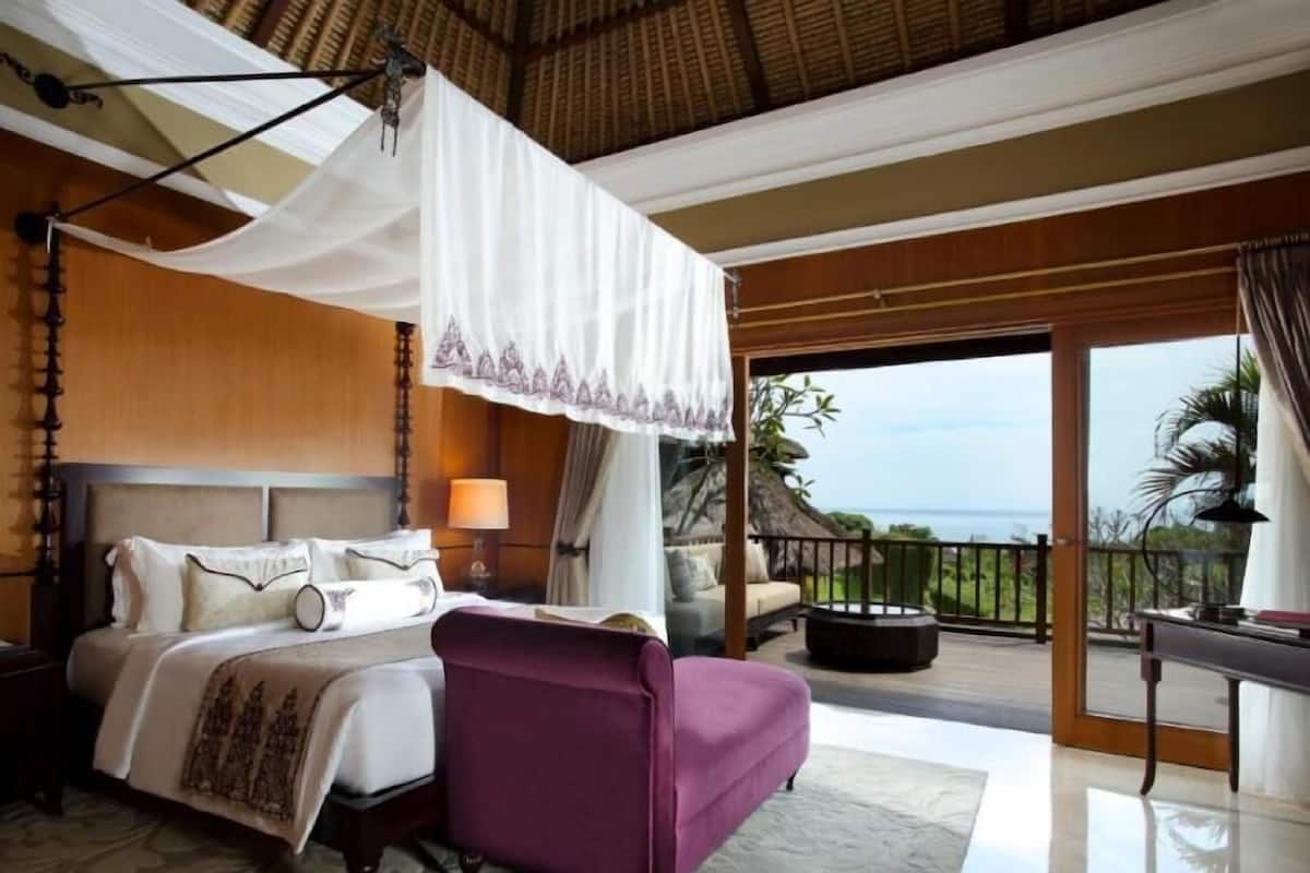 高档床上用品、迷你吧、客房内保险箱、办公桌