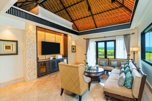 Villa (2BR Ocean Front) | Woonruimte | Een 55-inch ledtelevisie met satellietzenders en een televisie