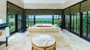 1BR Ocean View Villa | バスルーム | 個別の浴槽とシャワー、深めの浴槽、レインフォールシャワー、 バスアメニティ (無料)