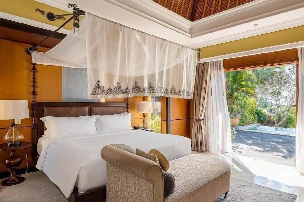 高档床上用品、迷你吧、客房内保险箱、办公桌