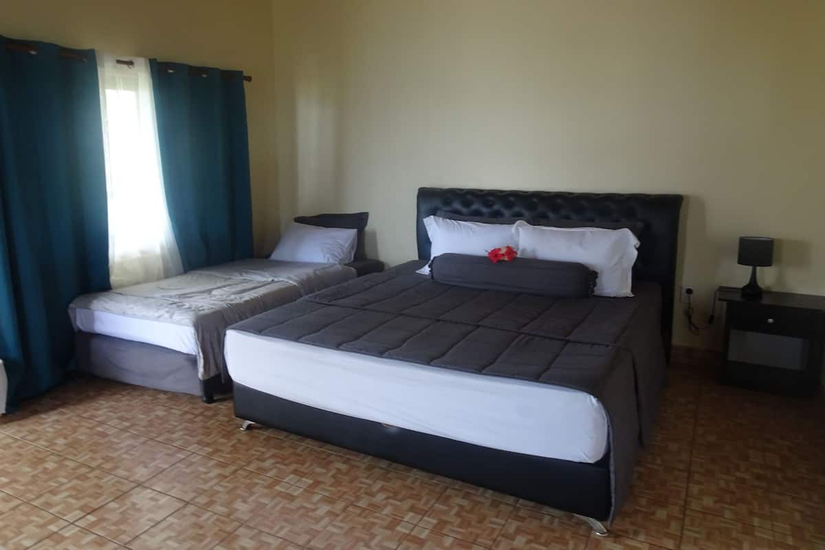 Deluxe Room | Desk, iron/ironing board, WiFi (surcharge), bed sheets