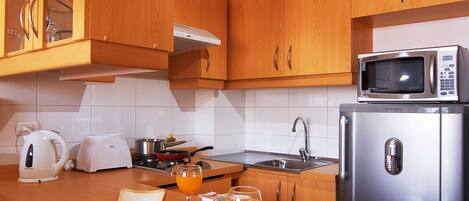 Full-size fridge, microwave, stovetop, cookware/dishes/utensils