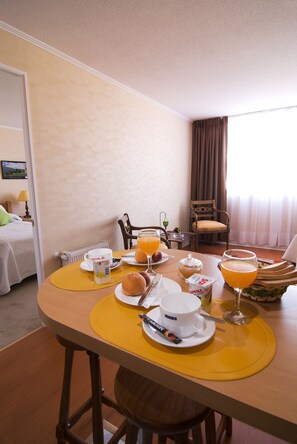 Full-size fridge, microwave, stovetop, cookware/dishes/utensils - Apartamentos Vegas (Santiago)