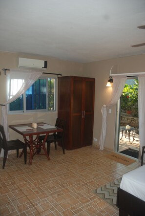 Premier Studio, 1 Queen Bed | In-room dining