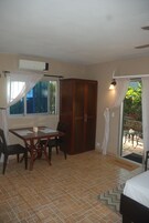 Premier Studio, 1 Queen Bed | In-room dining