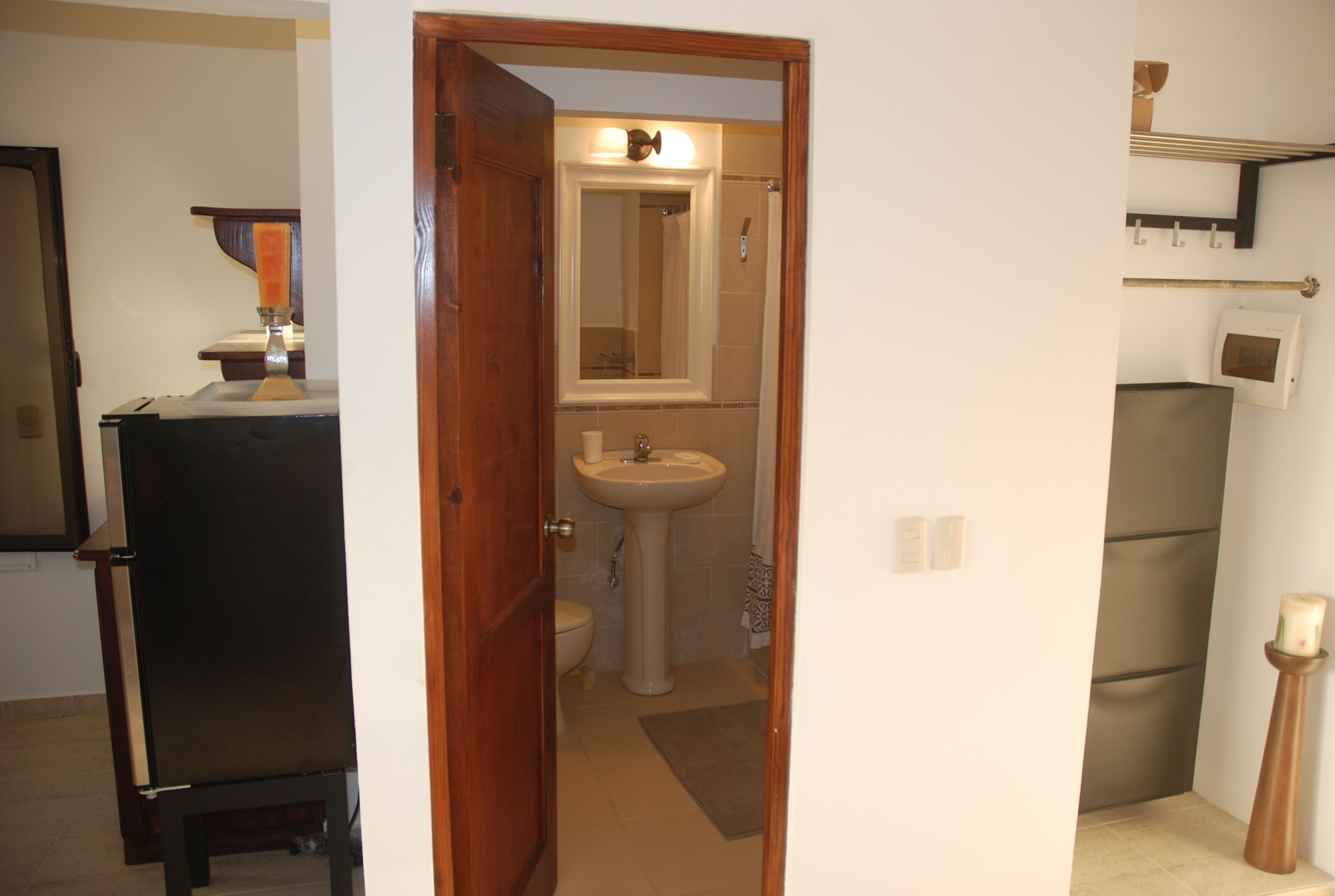 Ein Badezimmer mit Waschbecken, Toilette und Spiegel.