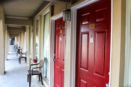 Exterior. Executive Inn and Suites