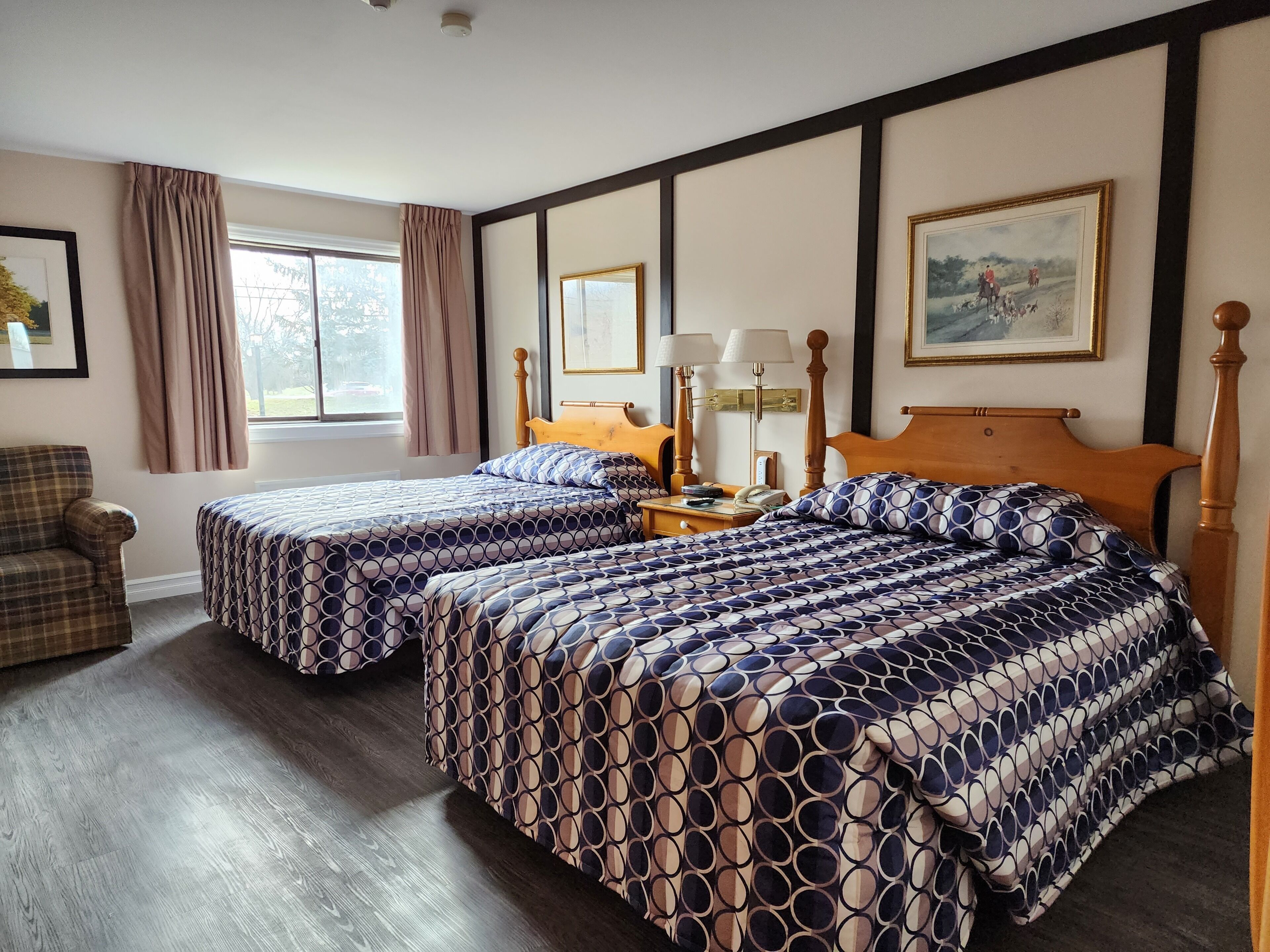 Tabla de planchar con plancha y ropa de cama