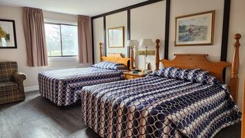 Tabla de planchar con plancha y ropa de cama