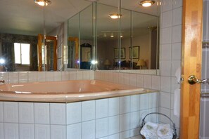Combined shower/bathtub, free toiletries, hair dryer, towels - McIntosh Country Inn & Conference Centre in Canada (South Dundas)