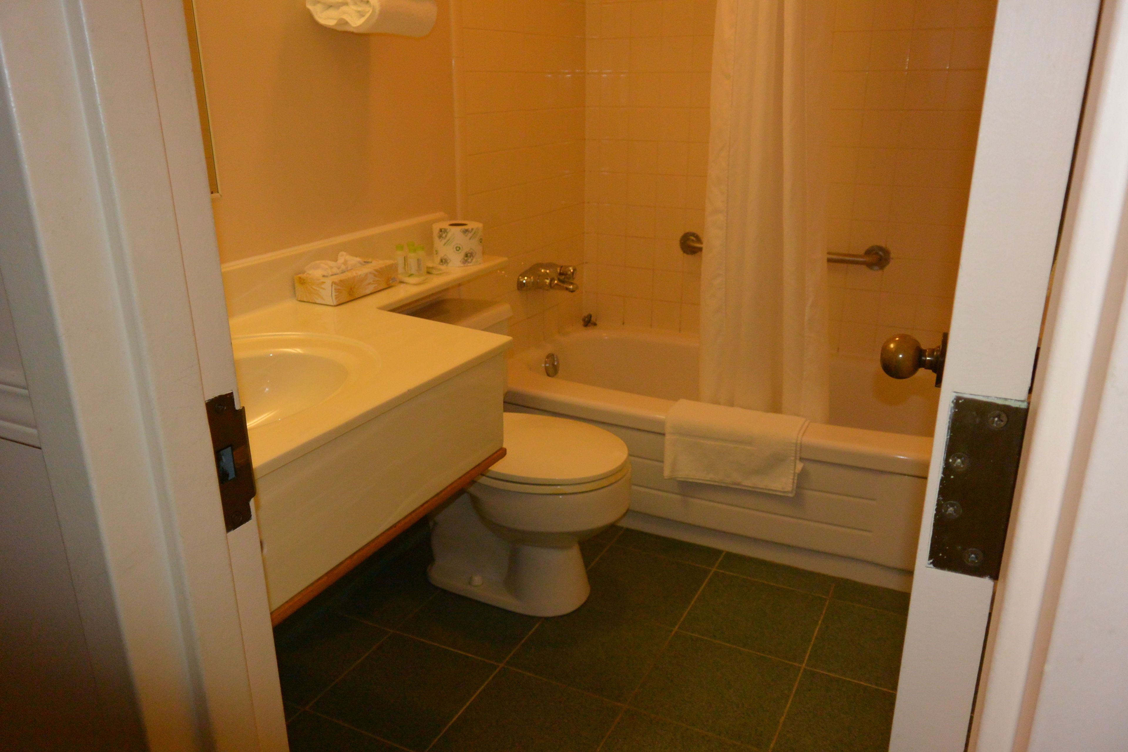 Un baño con inodoro, lavamanos y bañera.