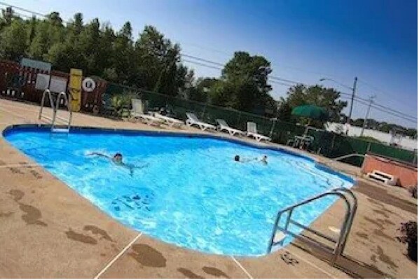 Seasonal outdoor pool - McIntosh Country Inn & Conference Centre in Canada (South Dundas)