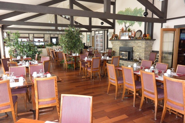 2 restaurants servant le déjeuner, le dîner et le souper