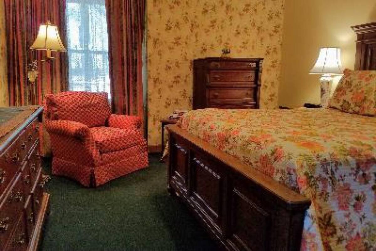 Deluxe Triple Room, Private Bathroom, Garden View (Browning Suite) | Premium bedding, minibar, individually decorated, individually furnished