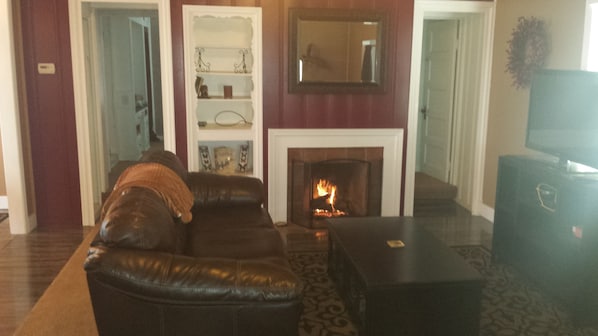 Huone (Antler Creek Lodge) | Oleskelualue | Televisio, takka