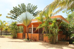 Vista frontal de la propiedad