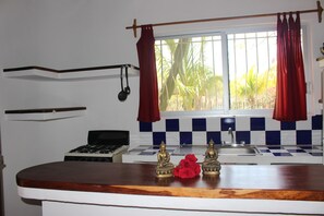 Refrigerador con congelador, cafetera y tetera y utensilios de cocina 