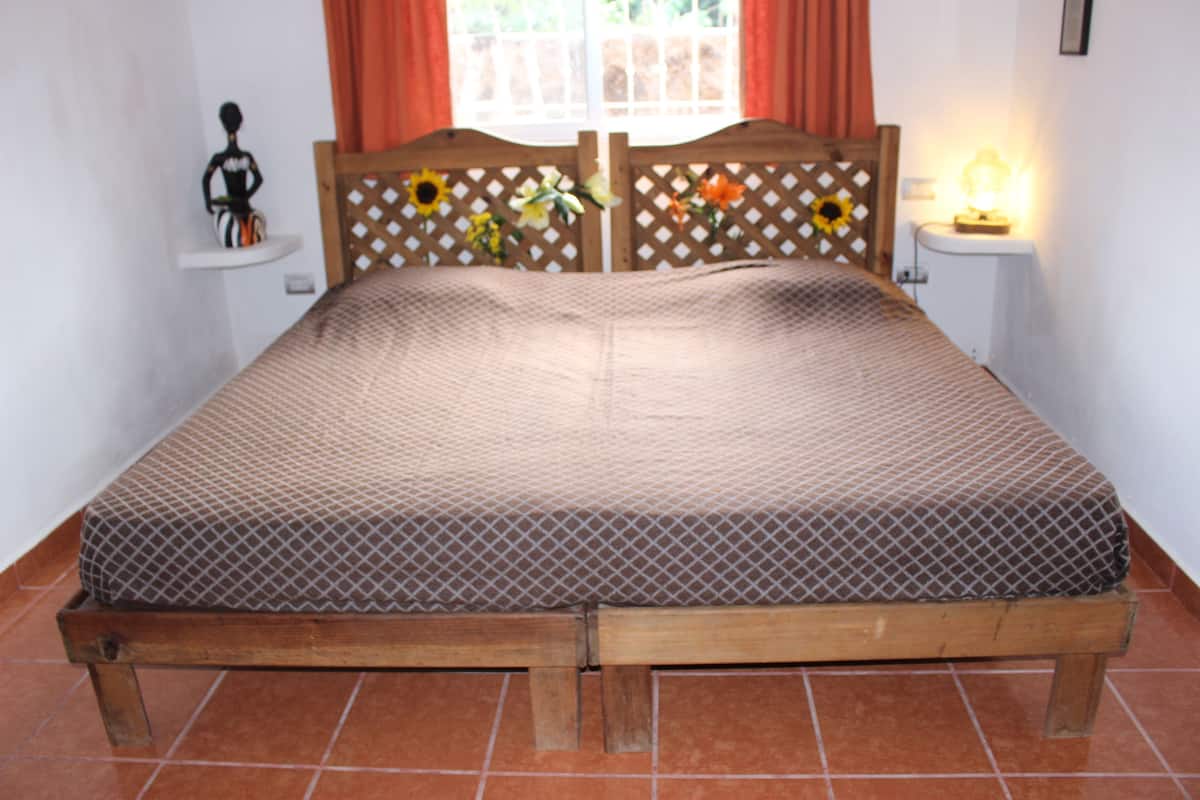 4 bedrooms, premium bedding, free WiFi