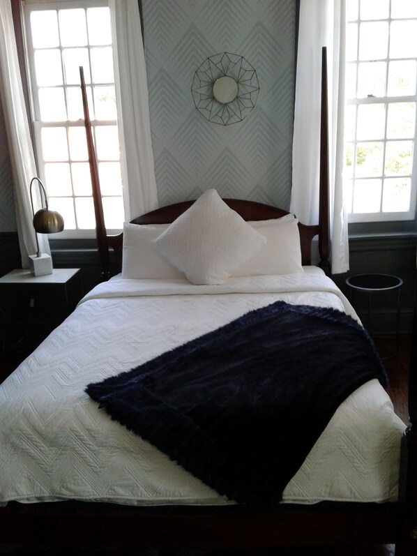 Rom – premium, 1 queensize-seng, hageutsikt | Bad | Kombinert dusj/badekar, toalettartikler (inkludert) og hårføner