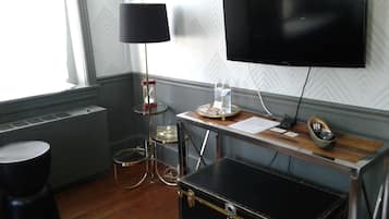 Hough Room 201 King Bed | Hypo-allergenic bedding, individually decorated, individually furnished