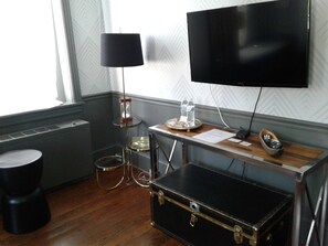 Hough Room 201 King Bed