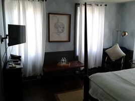 Hamilton Room 301 King Bed | Bathroom | Combined shower/tub, free toiletries, hair dryer, towels