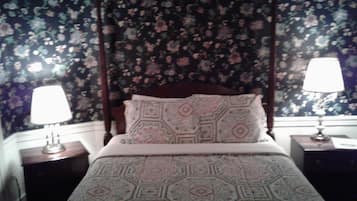 Ettinger Room 203 King Bed | Hypo-allergenic bedding, individually decorated, individually furnished