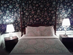 Ettinger Room 203 King Bed