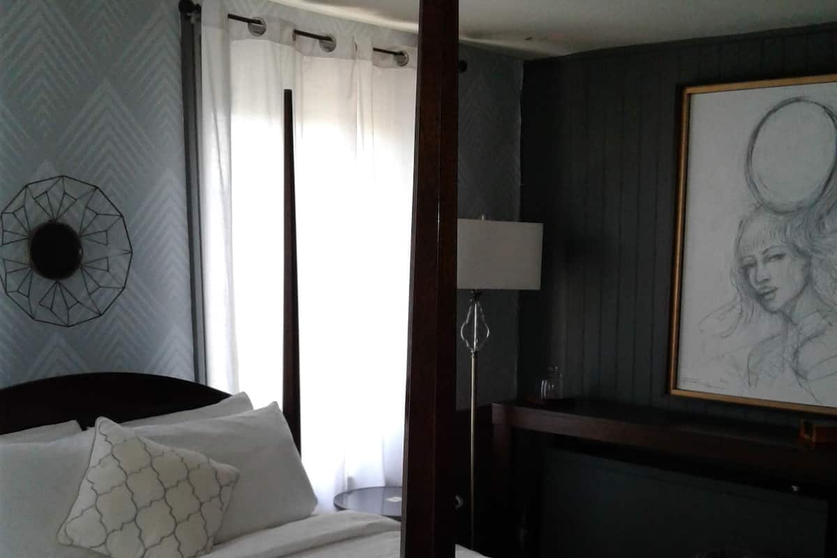Hamilton Room 301 King Bed | Hypo-allergenic bedding available, blackout drapes, iron/ironing board