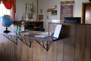 Reception - Frontier Motel (Oberlin)