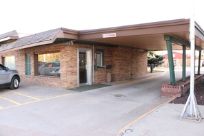 Front of property - Frontier Motel (Oberlin)