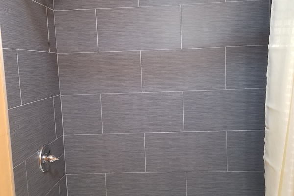 Kamar Standar, 1 Tempat Tidur Queen | Kamar mandi | Bathtub besar, perlengkapan mandi gratis, dan handuk